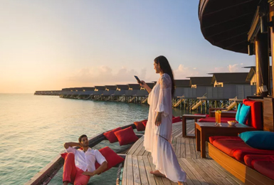 Gäste geniessen Sonnenuntergang im Centara Ras Fushi auf den Malediven