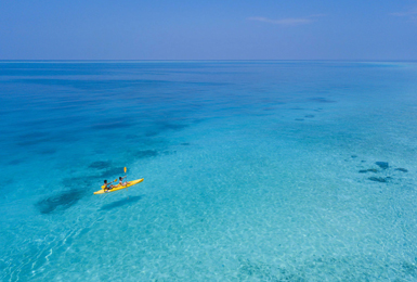 Kayak im Centara Ras Fushi Resort Malediven Inselhopping
