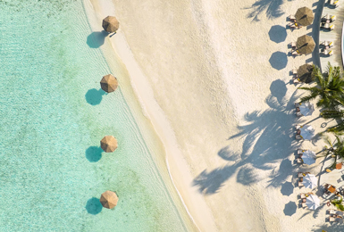 Luftansicht des Strandes vom Centara Ras Fushi auf Malediven Inselhopping