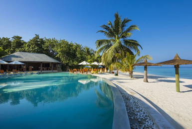 Poolanlage des Centara Ras Fushi Malediven Inselhopping