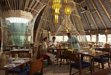 Restaurant im Centara Ras Fushi vom Malediven Spezialisten