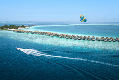 Wassersport im Centara Ras Fushi auf Malediven Inselhopping Ferien