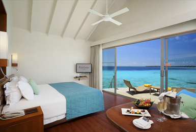 Zimmer der Wasservilla von Innen des Centara Ras Fushi auf Malediven Inselhopping Reisen