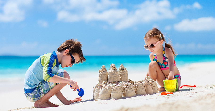 Malediven Kinder bauen Sandburg