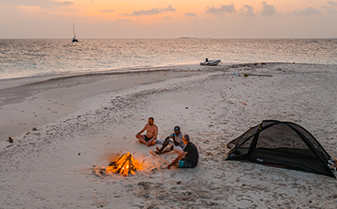 Lagerfeuer auf Sandbank Malediven